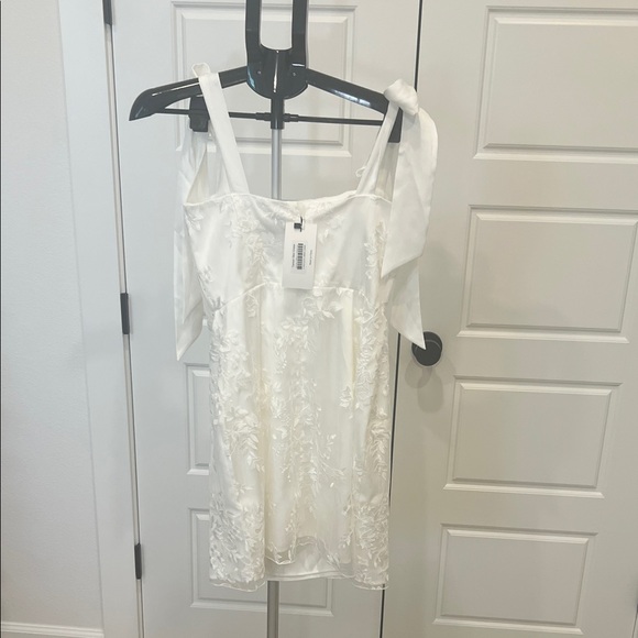 Park & Fifth White Tanner Mini Dress with Floral Accents, NWT, L - Picture 5 of 7